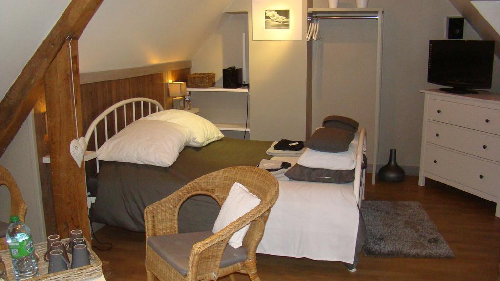 Gite De La Cour Bed & Breakfast Campandre-Valcongrain Room photo