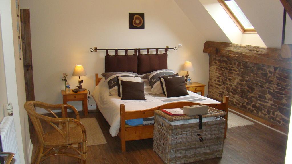 Gite De La Cour Bed & Breakfast Campandre-Valcongrain Room photo