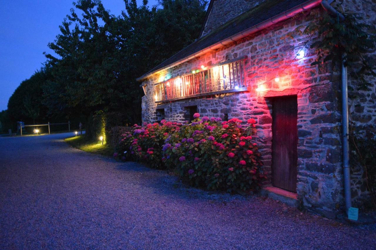 Gite De La Cour Bed & Breakfast Campandre-Valcongrain Exterior photo